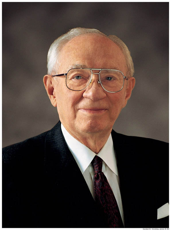 Élder Gordon Hinckley hace llamadas telefónicas personales a los padres de cientos de misioneros